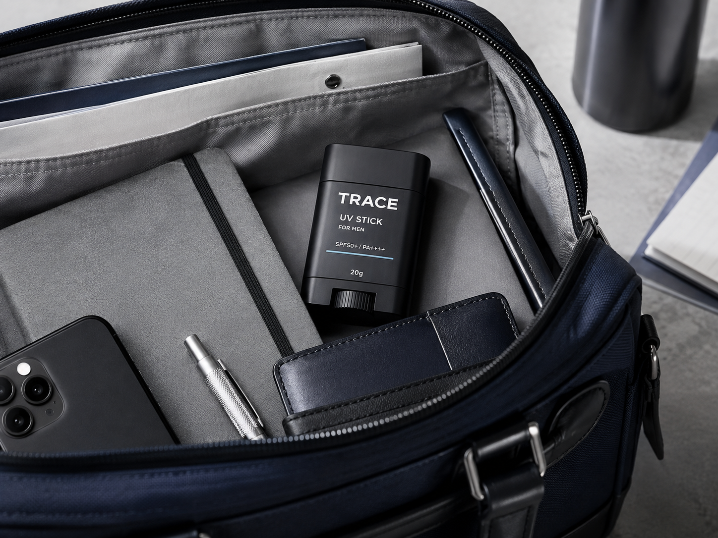 営業鞄の中に他の持ち物と一緒に収まるTRACE UV STICK